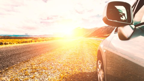 Auto frente fuertes rayos solares.
