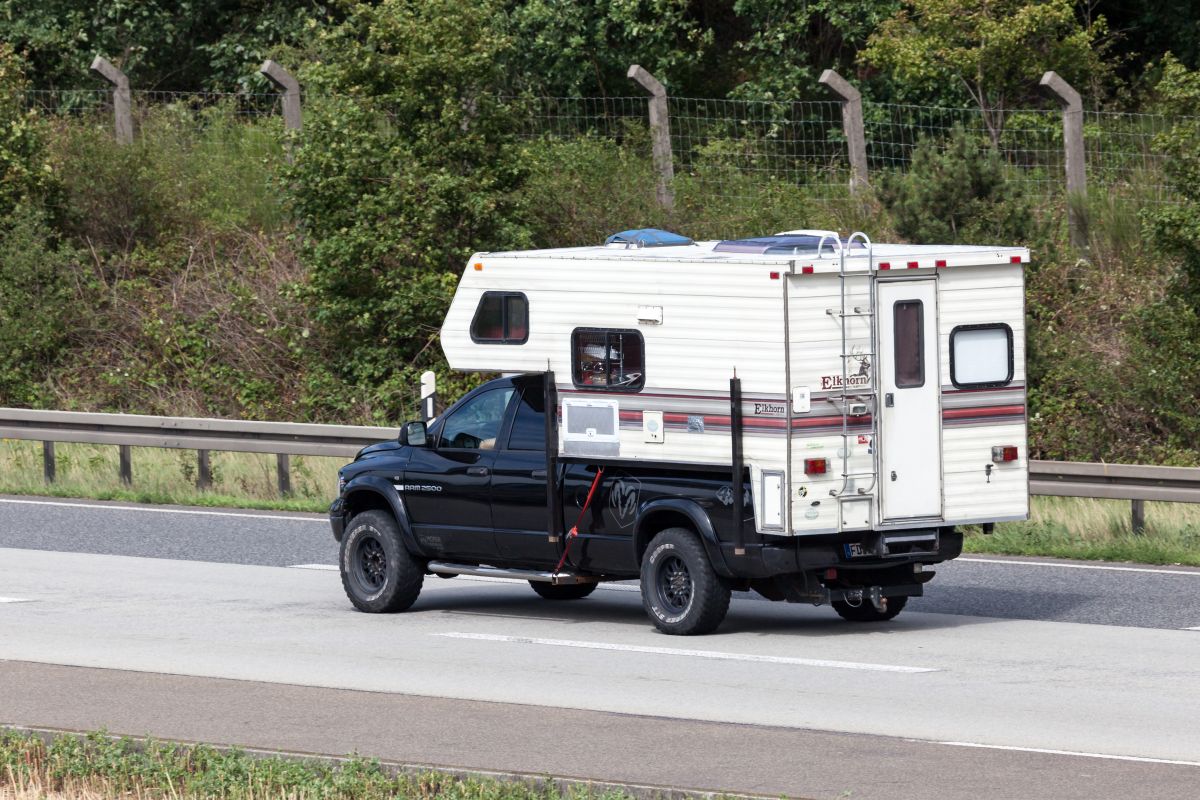 Con un camper en tu camioneta puedes viajar y dormir cómodamente a la orilla de la carretera.