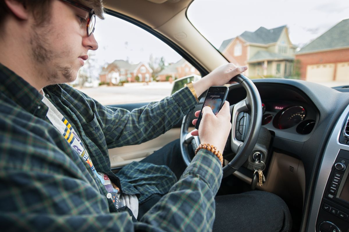 Usar el celular mientras conduces molesta a muchos otros conductores.