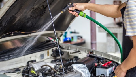 Lavando motor de auto.