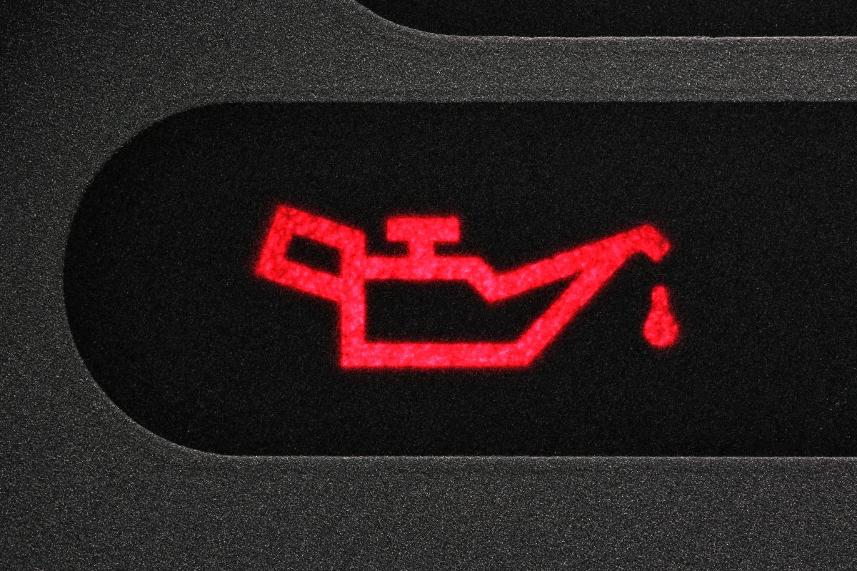 The oil light on the dashboard lights up: the five things you should check
