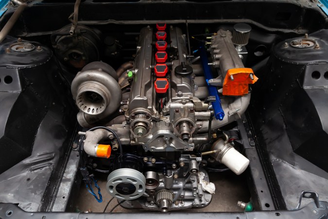 Motor de auto con turbo.