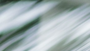 Oficial de policía entregando advertencia de tránsito a un conductor.