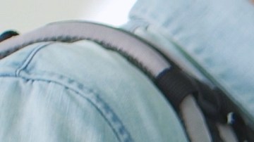 Foto de una persona realizando check in en un aeropuerto