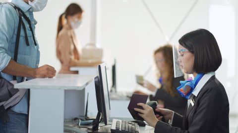 Foto de una persona realizando check in en un aeropuerto