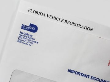 Foto de un sobre que muestra detalles sobre el registro de un auto en Florida