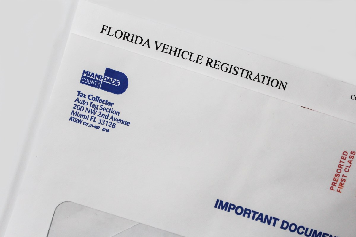 Foto de un sobre que muestra detalles sobre el registro de un auto en Florida