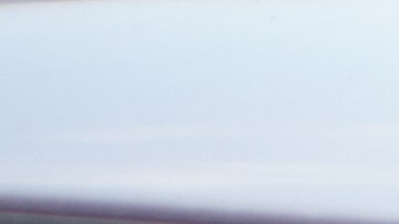 Foto de un conductor sonriendo desde la ventana del auto