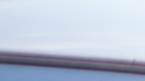 Foto de un conductor sonriendo desde la ventana del auto