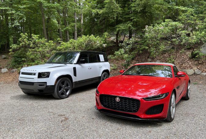 A la izquierda, el Land Rover Defender 110 V8. A la derecha, el último Jaguar F-Type convertible.