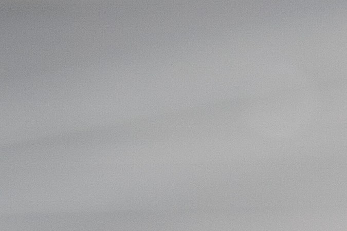 Foto de una mujer mostrando una tarjeta desde la ventana de un auto que conduce