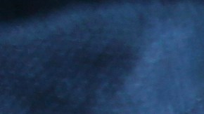 Foto de las manos de un hombre revisando papeles