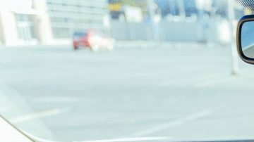 Foto de un instructor del DMV aplicando una prueba de manejo