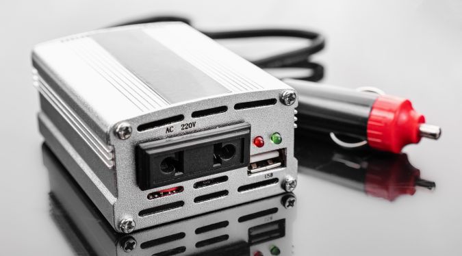 Convertidor de corriente para auto de 12V a 110V: cómo se usa