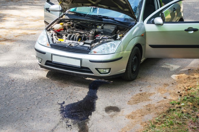 Las fugas de aceite en los automóviles generalmente se producen por desgaste