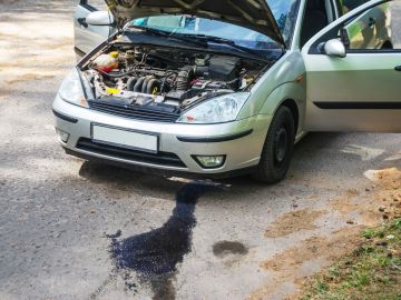 Las fugas de aceite en los automóviles generalmente se producen por desgaste