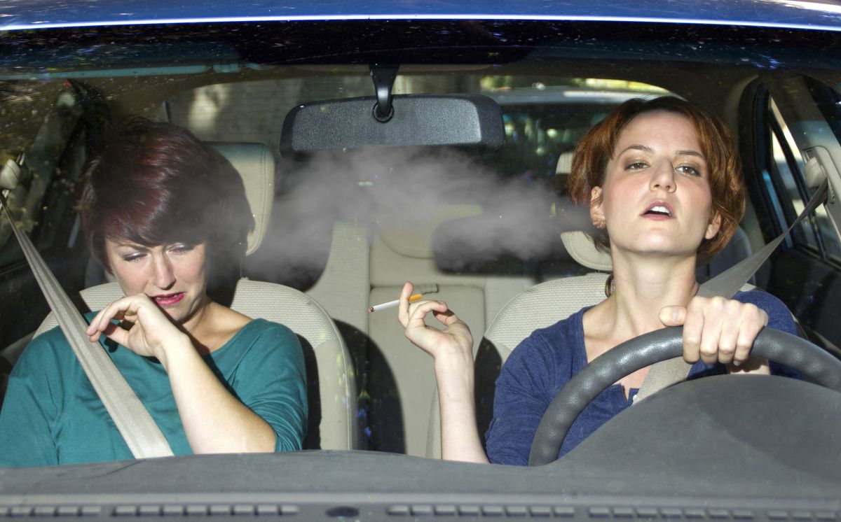 Jak pozbyć się zapachu papierosów z wnętrza samochodu