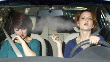 Fumando dentro del auto.