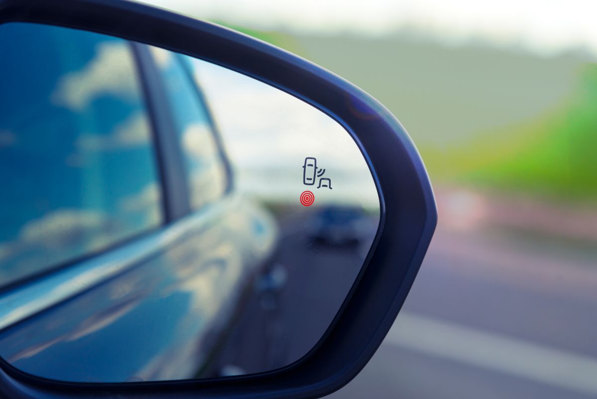 El sistema de punto ciego nos ayuda a evitar accidentes mientras manejamos.