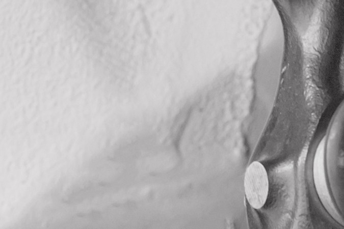 Los frenos, neumáticos y amortiguadores trabajan juntos.