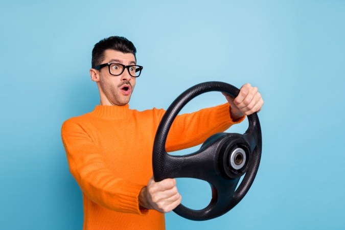 Por qué el volante del auto no vuelve a su posición