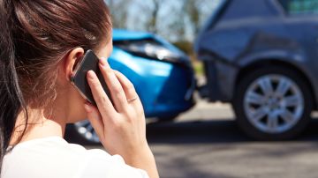 Foto de una mujer llamando por teléfono durante un accidente