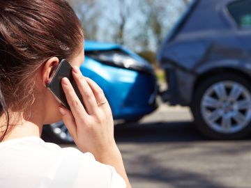 Foto de una mujer llamando por teléfono durante un accidente