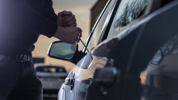 Foto del momento en el que un ladrón intenta abrir un auto