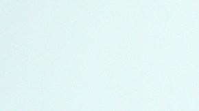 Foto de una mujer al volante con un sombrero en la mano