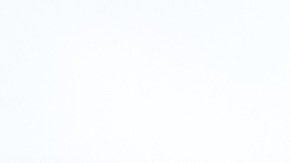 Foto de un conductor sonriendo desde la ventana del auto mostrando una llave