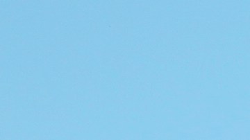 Foto de una grúa remolcando un vehículo en la carretera