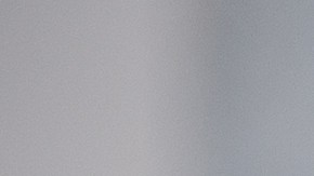 Foto de las manos de una persona sobre la imagen de un vehículo