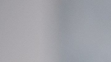 Foto de las manos de una persona sobre la imagen de un vehículo