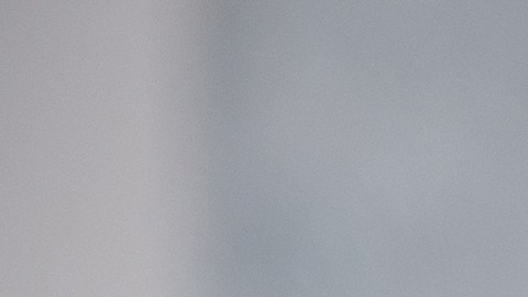 Foto de las manos de una persona sobre la imagen de un vehículo