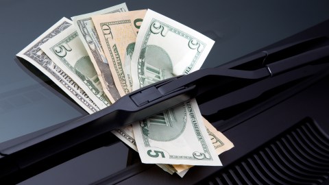 Dinero en el parabrisas