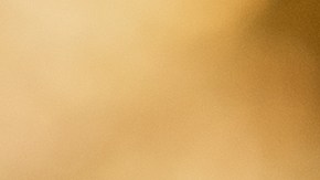 Foto de una hombre sonriendo desde la cabina de un camión