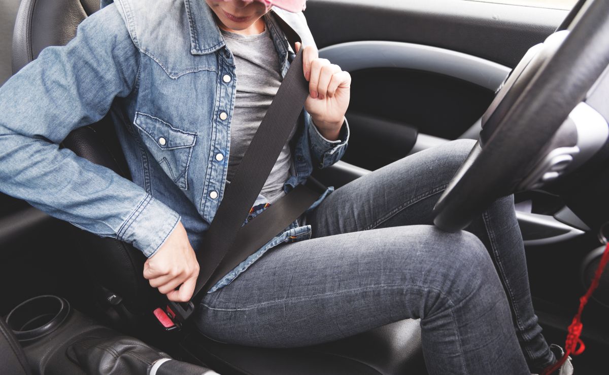 Niño Abrochado Con El Cinturón De Seguridad Del Coche En Un Asiento