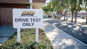 Foto del letrero del DMV sobre el examen de manejo