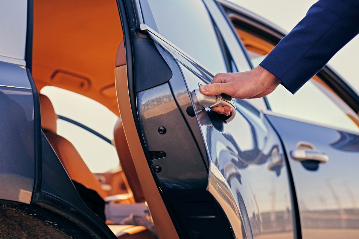 Si tu puerta de tu auto está dura de abrir y cerrar, la reparación puede ser fácil.