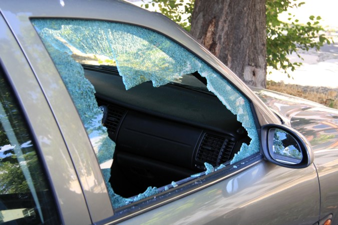 Ventana de auto rota.