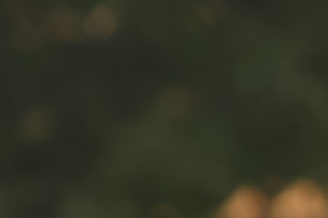 Foto de una mujer hablando por teléfono luego de un accidente de tránsito