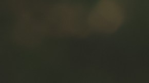 Foto de una mujer hablando por teléfono luego de un accidente de tránsito