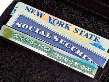 Foto de una billetera con documentos y una licencia de Nueva York