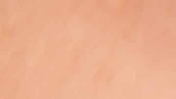 Foto de la mano de un operador de grúa enganchando un auto