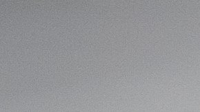 Foto de una mujer mostrando su licencia mientras sonríe