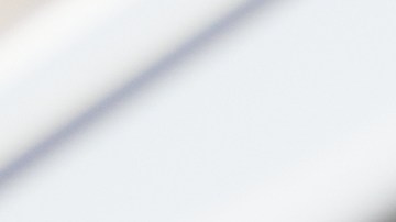 Fotos de las manos de una persona sobre el volante mientras está en una prueba de manejo