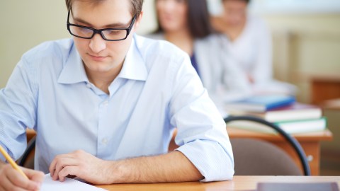 Foto de un hombre respondiendo las preguntas de un examen