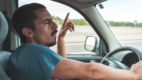 cantando en el auto