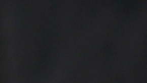 Foto de un hombre entregando una tarjeta a otro