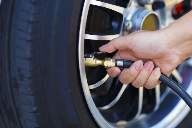 Накачивание автомобильных шин.